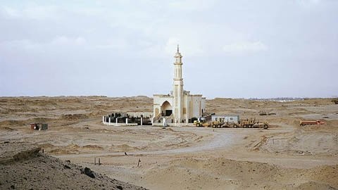 Nhà thờ được xây dựng giữa sa mạc